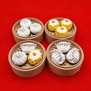 Könnte beinhalten: Vier runde Bambusdampfkörbe mit verschiedenen gedämpften Teigtaschen. Der Korb oben links enthält vier weiße, gefaltete Teigtaschen. Der Korb oben rechts enthält drei gelbe, oben offene Teigtaschen mit orangefarbenen Akzenten in der Mitte.
