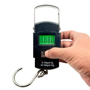Op de afbeelding: Zwarte digitale hangweegschaal met een groen LED-display met "8.8.8.8". De weegschaal heeft een roestvrijstalen haak en een handvat. De tekst "Lb JIN OZ Kg" is zichtbaar. Een hand houdt de weegschaal vast.