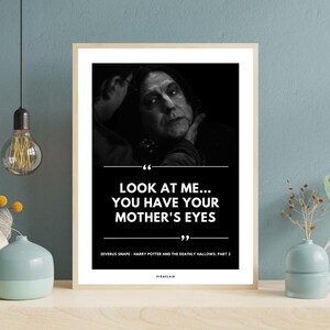 Puede incluir: Un cuadro en blanco y negro enmarcado con una cita de Harry Potter. La cita dice "LOOK AT ME... YOU HAVE YOUR MOTHER'S EYES." El cuadro presenta a Severus Snape y el texto "SEVERUS SNAPE - HARRY POTTER AND THE DEATHLY HALLOWS: PART 2."
