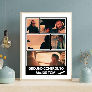 以下が含まれることがあります： 映画のスチール写真のコラージュが特徴の額入りプリント。画像はグリッド状に配置され、下部には「GROUND CONTROL TO MAJOR TOM！」と書かれた黒いバナーがあります。テキストの下にはスケートボードのグラフィックがあります。
