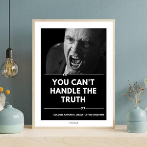 Puede incluir: Impresión en blanco y negro enmarcada con un retrato de un actor con la boca abierta y el texto "YOU CAN'T HANDLE THE TRUTH". La cita se atribuye al coronel Nathan R. Jessup de "A Few Good Men".