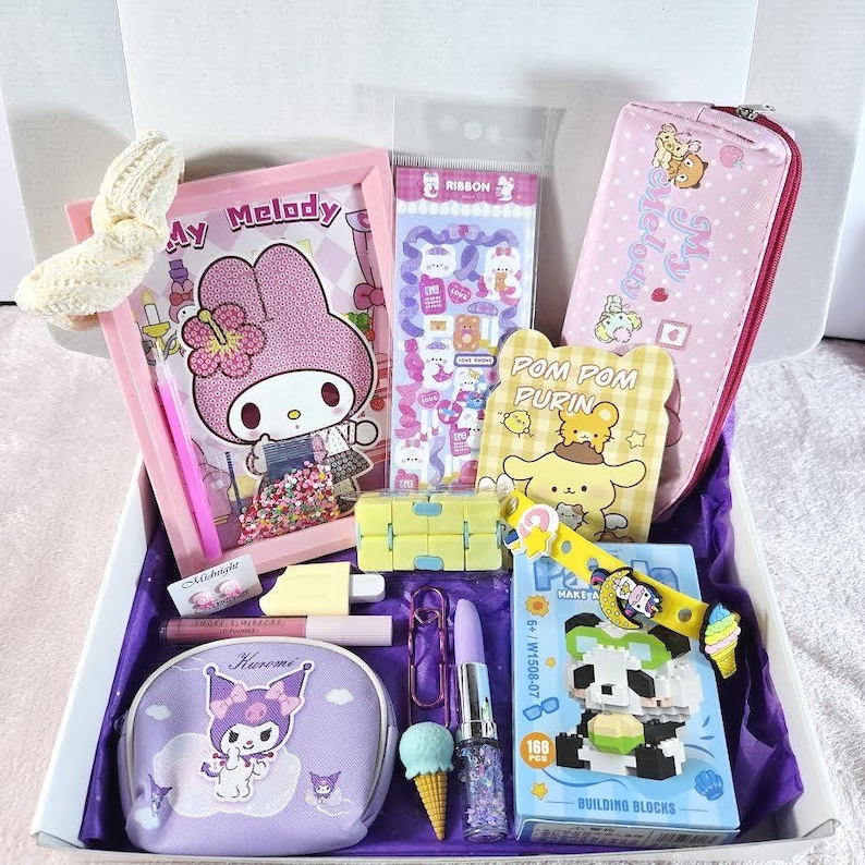 Puede incluir: Una caja de regalo llena de varios art&iacute;culos con tem&aacute;tica de Sanrio. Incluye un cuaderno de My Melody, un estuche y pegatinas. Tambi&eacute;n presenta una bolsa de cosm&eacute;ticos de Kuromi, un bloc de notas de Pom Pom Purin, un juego de construcci&oacute;n y otros accesorios.