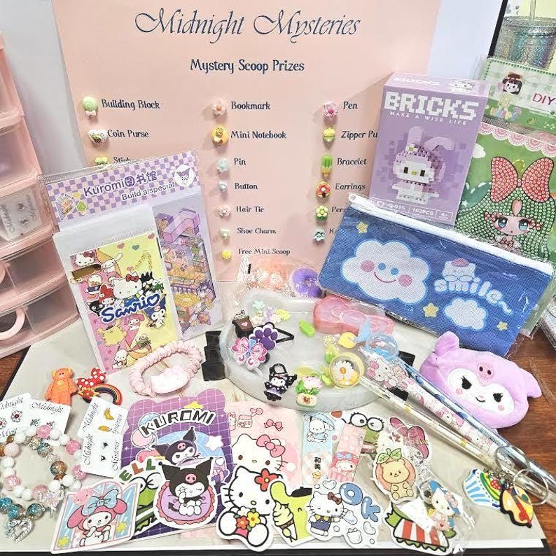 Puede incluir: Una colecci&oacute;n de art&iacute;culos de papeler&iacute;a y accesorios coloridos, que incluyen pegatinas, bol&iacute;grafos, un estuche y un peque&ntilde;o juego de construcci&oacute;n. Los art&iacute;culos presentan personajes de dibujos animados y el texto "Midnight Mysteries".