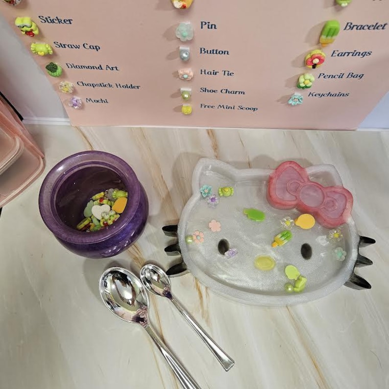 Puede incluir: Un juego de tres tazas de cer&aacute;mica con un acabado mate moteado. Las tazas son de color crema, gris claro y gris oscuro. Cada taza tiene un dise&ntilde;o simple y minimalista.