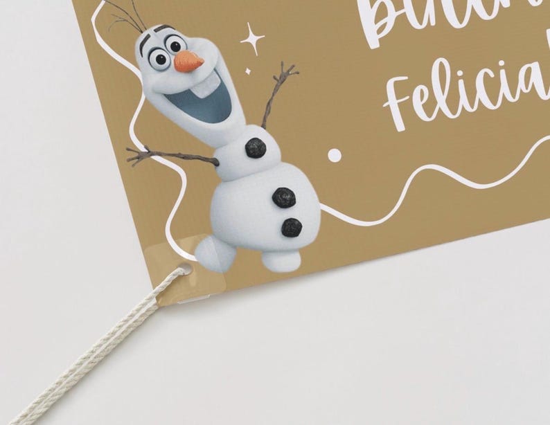 Puede incluir: Una etiqueta de color beige con una imagen de dibujos animados de Olaf el mu&ntilde;eco de nieve. La etiqueta tiene texto blanco que dice "Felicia". Olaf tiene una nariz de zanahoria, brazos de ramita y ojos de bot&oacute;n negros.
