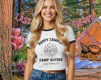 ハッピーキャンパー・バチェロレッテTシャツ、ヴィンテージスタイル、キャンプ名入り、レディースリンガーTシャツ