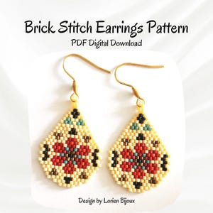 Puede incluir: Un par de pendientes en forma de lágrima hechos con punto ladrillo, con un patrón geométrico de cuentas color crema, rojo, negro y turquesa, con ganchos dorados. El texto dice Brick Stitch Earrings Pattern PDF Digital Download y Design by Lorien Bijoux.