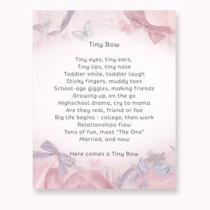 Può includere: Un biglietto rosa e bianco con il testo "Tiny Bow" e una poesia sull'infanzia e le relazioni. Il biglietto è decorato con illustrazioni di farfalle e fiocchi.