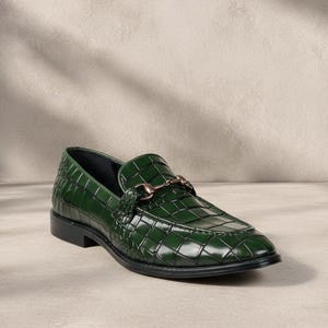 Mocasines de piel texturizada de cocodrilo verde para hombre, estilo horsebit. imagen 1