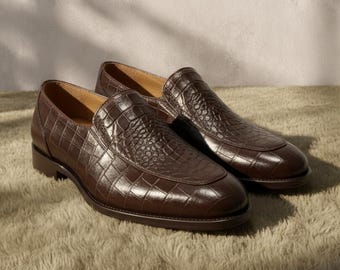 Mocassini da uomo marroni con stampa coccodrillo in rilievo, realizzati a mano / Vera pelle bovina / Scarpe eleganti veneziane su misura / Regalo di nozze