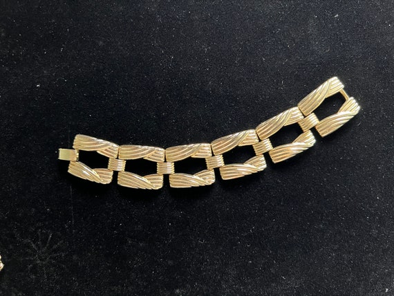 Sarah Coventry 1964 “Gad-A-Bout“ bracelet goldton… - image 1