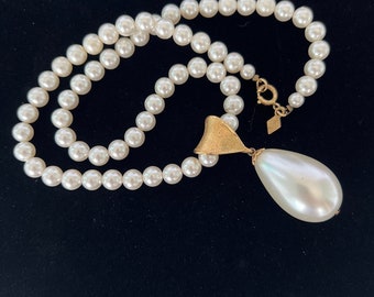 Sarah Coventry 1974 "Pompeii" goldtone faux pearl necklace with pendant