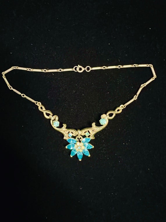 Beautiful unsigned midcentury blue flower choker g