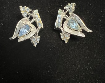 Coro baby blue rhinestone flower style clip earrings