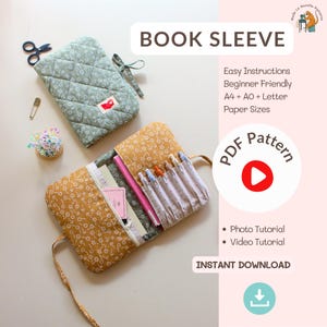 Könnte beinhalten: Zwei handgefertigte Buchhüllen, eine offen und eine geschlossen, mit floralen Mustern. Die offene Hülle zeigt Stifte und einen rosa Stift. Der Text "BOOK SLEEVE" steht oben. Das Bild enthält auch einen PDF-Muster-Download mit Foto- und Video-Tutorials.