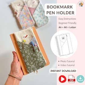 Può includere: Un portapenne segnalibro fatto a mano con un motivo floreale verde, tessuto beige e un accento a righe. Il testo "BOOKMARK PEN HOLDER" è visualizzato, insieme a "Easy Instructions" e "Beginner Friendly". Include un tutorial fotografico e video.