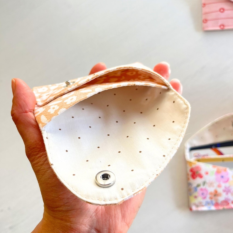 Easy keychain wallet pattern with step-by-step instructions and tutorial.