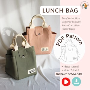 Może przedstawiać: Na zdjęciu widoczne są dwie płócienne torby na lunch, jedna oliwkowozielona, a druga w kolorze pudrowego różu. Obie mają kremowe uchwyty i boczne kieszenie. Obraz zawiera również tekst "LUNCH BAG" i "PDF Pattern".