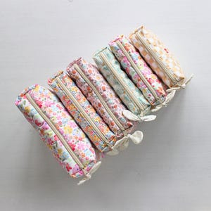 Bag sewing pattern for quilted cosmetic pouch with zipper detail