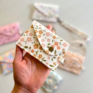 Small everyday wallet pattern ideal for travel and daily errands.