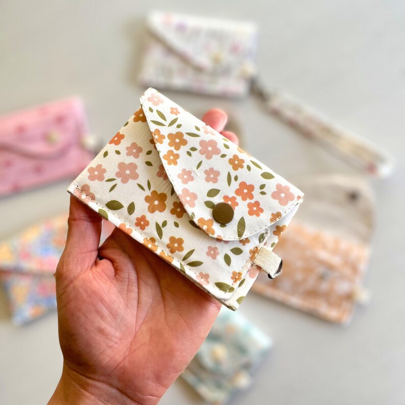 Small everyday wallet pattern ideal for travel and daily errands.