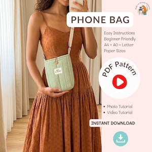 Może przedstawiać: Jasnozielona torba na telefon z kremowym paskiem jest trzymana przez osobę w rdzawoczerwonej sukience. Torba ma zapięcie na guzik i małą etykietę. Tekst na zdjęciu brzmi "PHONE BAG" i "PDF Pattern".