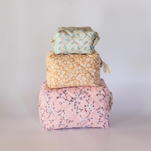 Quilted travel toiletry bag pattern with zipper closure