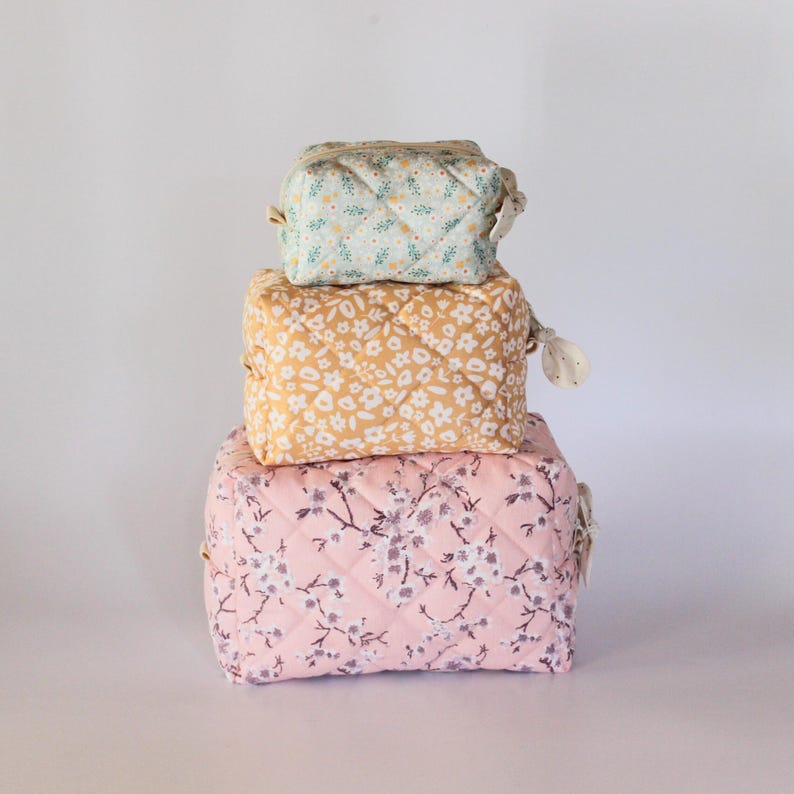 Quilted travel toiletry bag pattern with zipper closure
