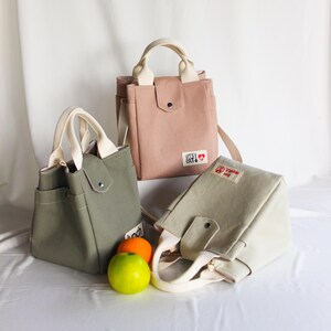 Market bag style mini tote used as a stylish lunch carrier, placed next to fresh fruit.