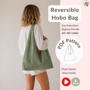 Può includere: In questa immagine è raffigurata una borsa hobo reversibile verde salvia. La borsa viene portata a tracolla. Il testo sull'immagine recita "Reversible Hobo Bag" e "PDF Pattern". Il testo aggiuntivo include "Easy Instructions", "Beginner Friendly" e "A4+A0+Letter".
