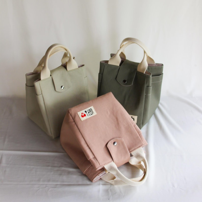 Crossbody pattern for a functional lunch tote, including a wide adjustable cream shoulder strap.