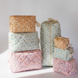 Handmade quilted cosmetic bag pattern, multiple size zipper pouch