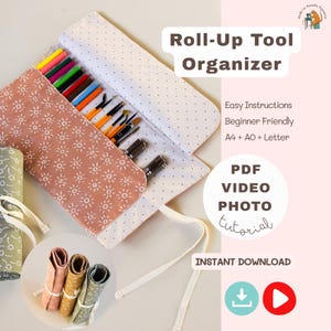 以下が含まれることがあります： 花柄のロールアップツールオーガナイザー。カラフルなペン、ブラシ、マーカーが入っています。オーガナイザーは開いており、内容が表示されています。白いリボンで結ばれています。画像には「Roll-Up Tool Organizer」と「Instant Download」というテキストが表示されています。