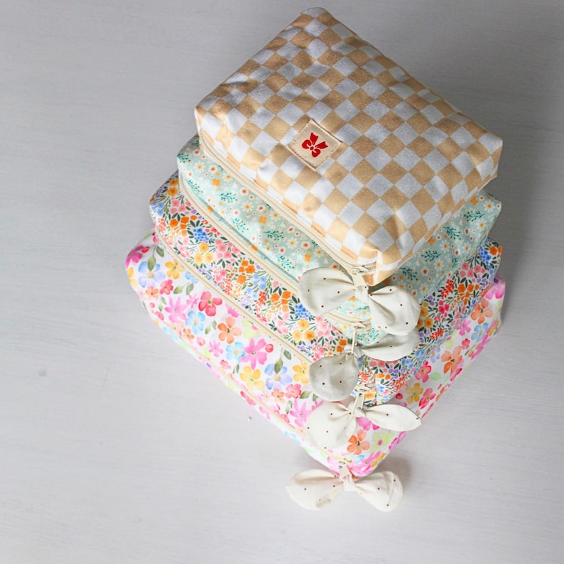 Cosmetic bag pattern PDF with step by step tutorial and sizing options