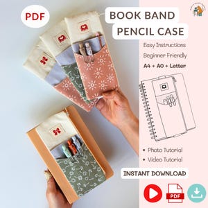 Op de afbeelding: Handgemaakte boekband etuis in diverse kleuren en patronen. De afbeelding toont een perzikkleurig etui met zonnemotieven, een groen bloemenetui en een blauw gestreept etui. De tekst "BOOK BAND PENCIL CASE" is zichtbaar.