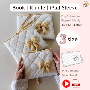 以下が含まれることがあります： クリーム色のキルティング加工された、本、Kindle、iPad用のスリーブ。リボンがアクセントになっています。スリーブはダイヤモンド模様で、薄茶色の縁取りがされています。画像には「Book | Kindle | iPad Sleeve」と「3 size」の文字が含まれています。