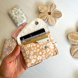 Minimalist keychain wallet pattern for carrying cards, cash, and keys.