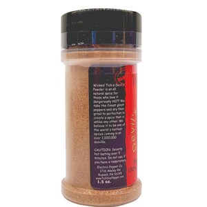 Puede incluir: Una botella de 1,5 onzas de Wicked Tickie Devil's Powder, una mezcla de especias de chile picante. La botella es roja y negra con una etiqueta que dice "Wicked Tickie Devil's Powder" y "100% Pepper". La etiqueta tambi&eacute;n incluye una advertencia sobre el calor de la especia y las instrucciones de uso.