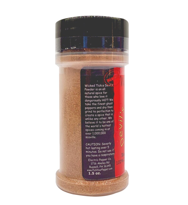 Puede incluir: Una botella de 1,5 onzas de Wicked Tickie Devil's Powder, una mezcla de especias de chile picante. La botella es roja y negra con una etiqueta que dice "Wicked Tickie Devil's Powder" y "100% Pepper". La etiqueta tambi&eacute;n incluye una advertencia sobre el calor de la especia y las instrucciones de uso.