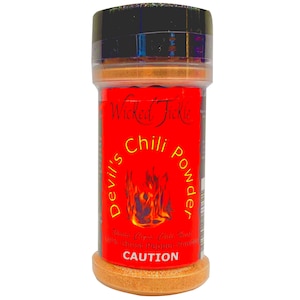 Puede incluir: Un tarro de especias rojo y negro con la etiqueta "Wicked Tickle Devil's Chili Powder" y una etiqueta de advertencia que dice "CAUTION".