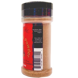 Puede incluir: Un tarro de especias rojo y negro con una etiqueta que dice "Chili Heat Pepper Powder" y "Tickle" con un gr&aacute;fico de llama. La etiqueta tambi&eacute;n enumera los ingredientes como "Bhut Jolokia (Ghost Pepper)" y dice "Espolvorea un poco en cualquier cosa que quieras hacer rid&iacute;culamente picante." El c&oacute;digo de barras es 10708 26382 1.