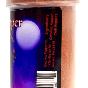 Puede incluir: Un tarro de vidrio lleno de un polvo rojo-marr&oacute;n etiquetado como "Electric Pepper Co. Ingredients: Carolina Reaper Chili Peppers 1716 Akeley Rd Russell, PA 16345"