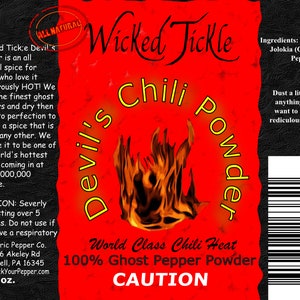 Puede incluir: Etiqueta roja y negra para Wicked Tickle Devil's Chili Powder, un 100% Ghost Pepper Powder. La etiqueta presenta un dise&ntilde;o de llama naranja y amarilla. El texto en la etiqueta dice "World Class Chili Heat" y "CAUTION". La etiqueta tambi&eacute;n incluye un c&oacute;digo de barras y los ingredientes: Bhut Jolokia (Ghost Pepper).