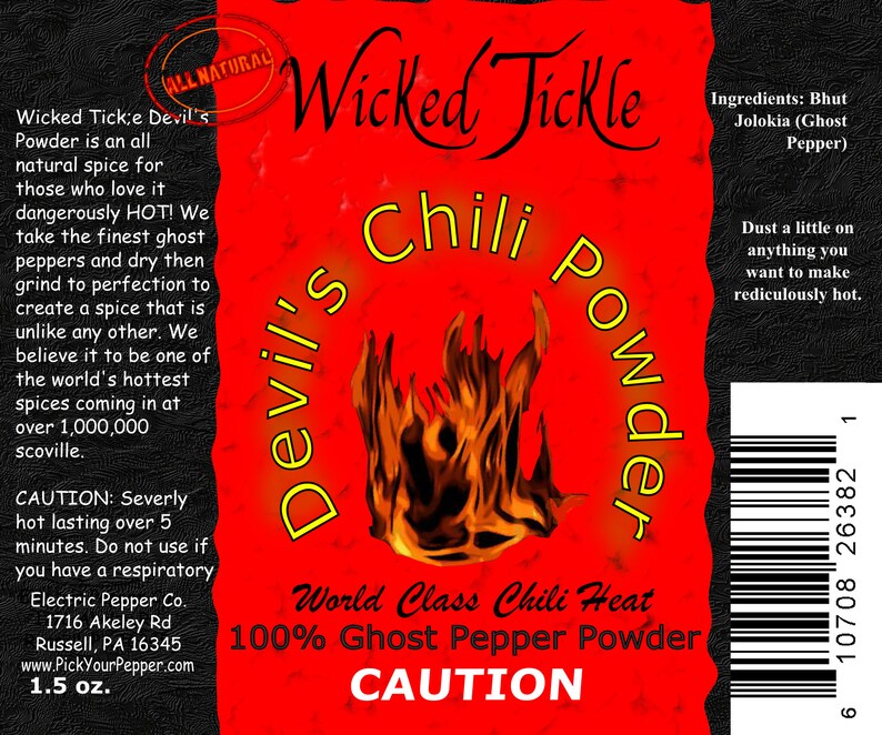Puede incluir: Etiqueta roja y negra para Wicked Tickle Devil's Chili Powder, un 100% Ghost Pepper Powder. La etiqueta presenta un dise&ntilde;o de llama naranja y amarilla. El texto en la etiqueta dice "World Class Chili Heat" y "CAUTION". La etiqueta tambi&eacute;n incluye un c&oacute;digo de barras y los ingredientes: Bhut Jolokia (Ghost Pepper).