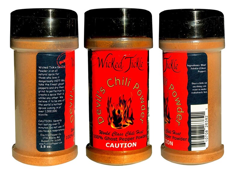 Puede incluir: Tres frascos de 1,5 onzas de Wicked Tickle Devil's Chili Powder, un polvo de chile de fantasma. Los frascos son rojos con tapas negras y una etiqueta negra y blanca con las palabras "Wicked Tickle Devil's Chili Powder" y "World Class Chili Heat 100% Ghost Pepper Powder". La etiqueta tambi&eacute;n incluye una advertencia de precauci&oacute;n.