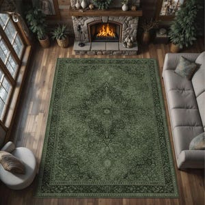 Könnte beinhalten: Ein großer, rechteckiger grüner Teppich mit einem komplizierten Blumenmuster dominiert eine Wohnzimmerszene. Das Design des Teppichs weist ein zentrales Medaillon und detaillierte Bordüren auf. Der Raum umfasst einen Kamin, ein Sofa und einen Sessel und schafft eine gemütliche Atmosphäre.