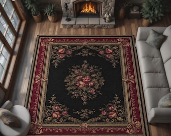 Puede incluir: Una alfombra rectangular con un centro negro y un borde burdeos. La alfombra presenta un diseño floral en tonos rojos, dorados y verdes. La alfombra está colocada sobre un suelo de madera en un salón.