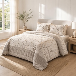 Può includere: Un set di biancheria da letto composto da un copripiumino e due federe abbinate con una stampa botanica di foglie e fiori nei toni del beige, marrone e crema. Il design include un'ampia bordura dall'aspetto testurizzato sul bordo inferiore.