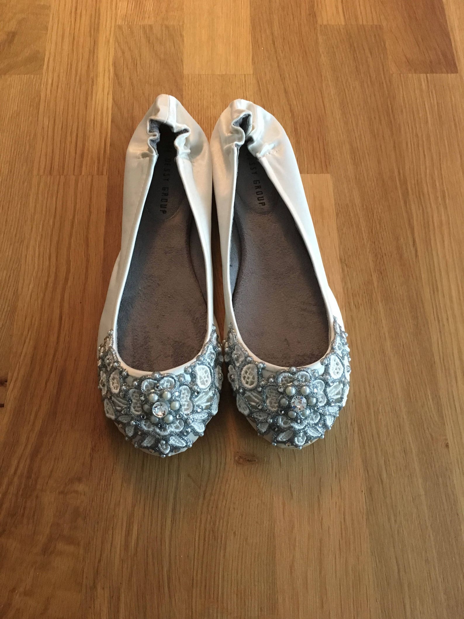 sale - size 6 ivory spring garden bridal scrunchy back ballet flats