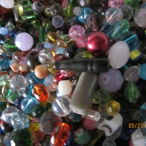 200 Mixed Assorted Bulk Glass Beads image 3